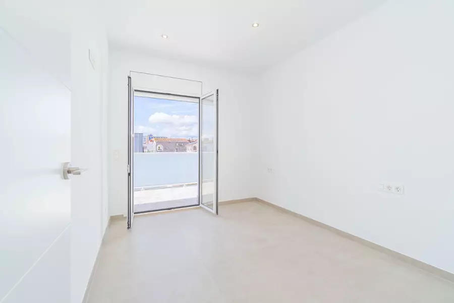 Haus mit Pool, Terrasse und Garage nur wenige Schritte vom Strand in Empuriabrava entfernt.