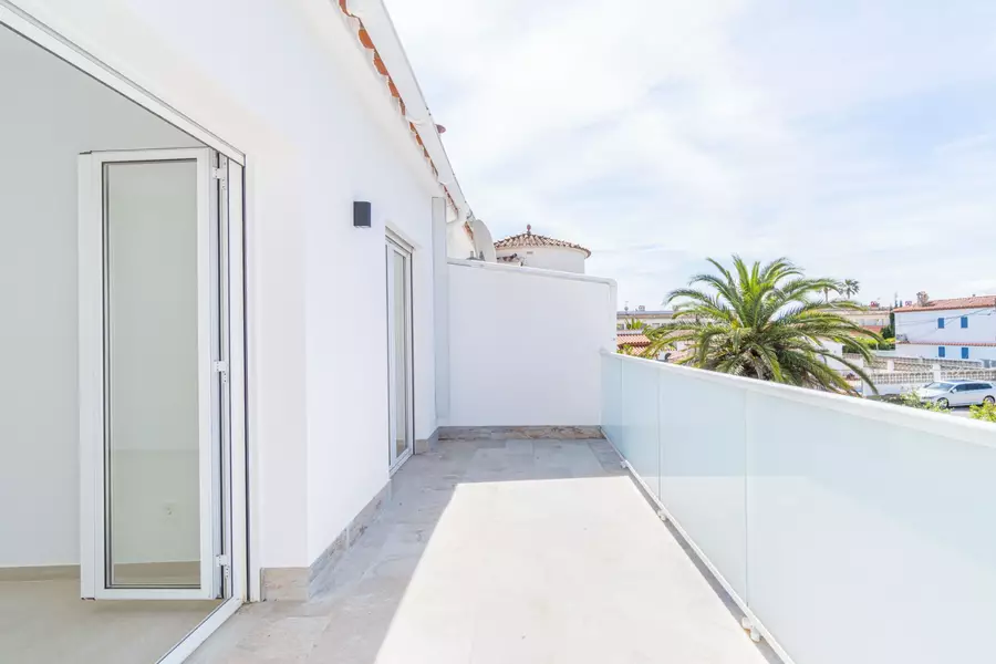 Haus mit Pool, Terrasse und Garage nur wenige Schritte vom Strand in Empuriabrava entfernt.