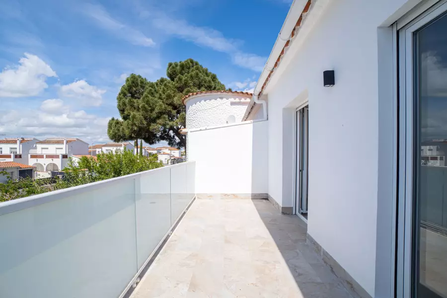 Haus mit Pool, Terrasse und Garage nur wenige Schritte vom Strand in Empuriabrava entfernt.