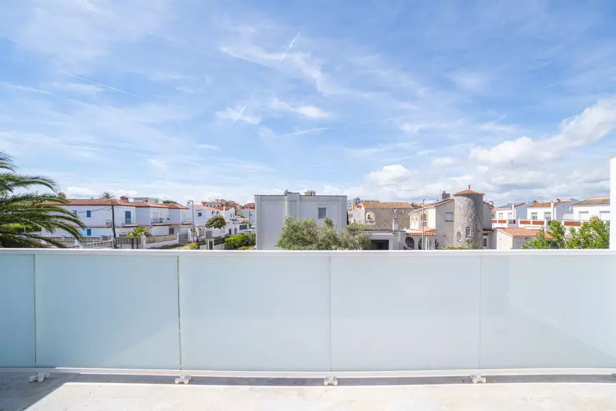 Haus mit Pool, Terrasse und Garage nur wenige Schritte vom Strand in Empuriabrava entfernt.