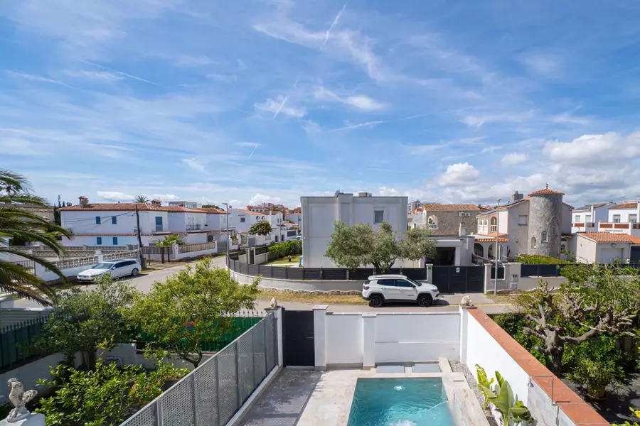 Haus mit Pool, Terrasse und Garage nur wenige Schritte vom Strand in Empuriabrava entfernt.