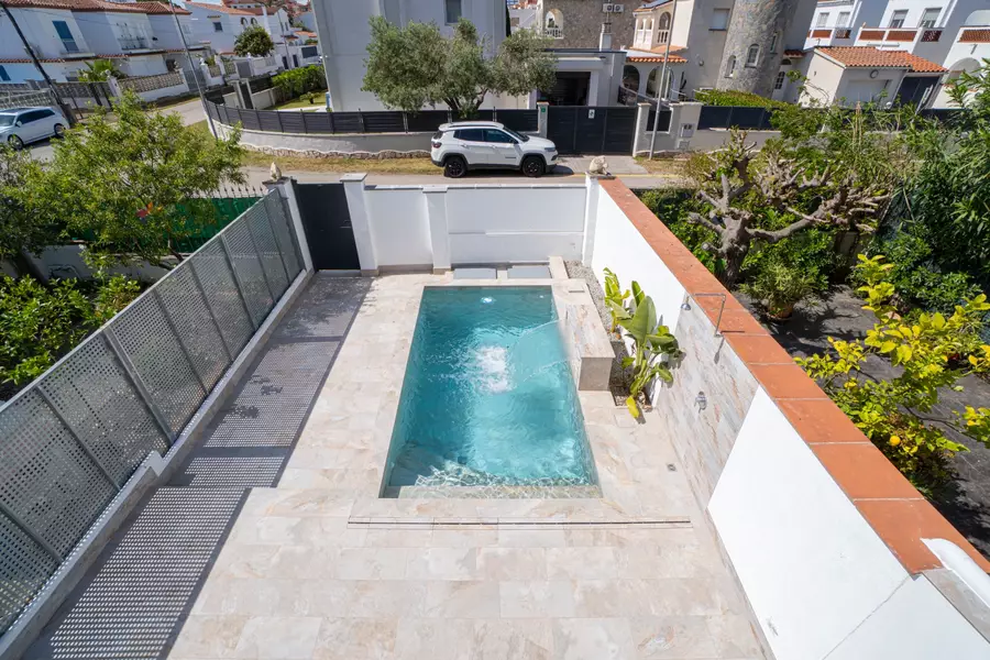 Haus mit Pool, Terrasse und Garage nur wenige Schritte vom Strand in Empuriabrava entfernt.
