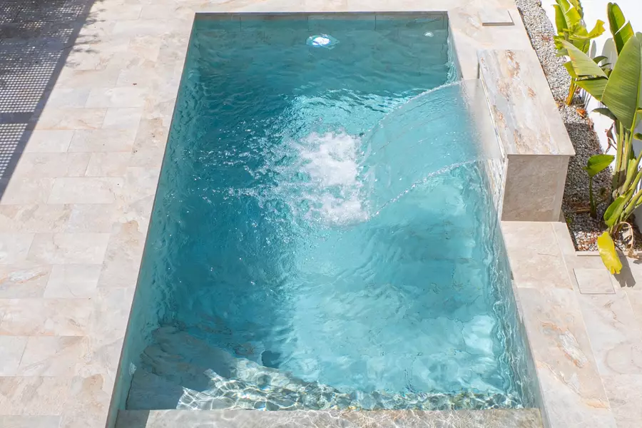 Haus mit Pool, Terrasse und Garage nur wenige Schritte vom Strand in Empuriabrava entfernt.