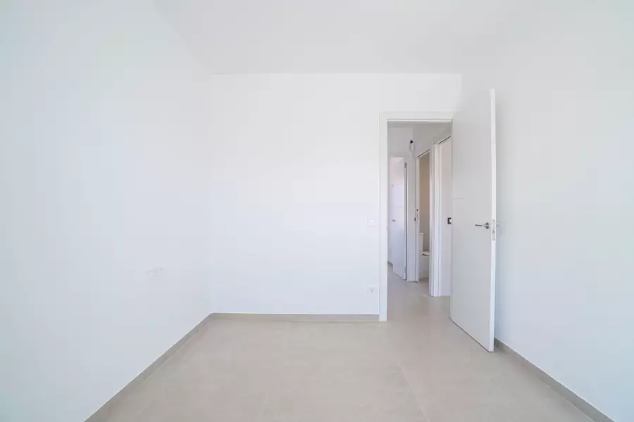 Haus mit Pool, Terrasse und Garage nur wenige Schritte vom Strand in Empuriabrava entfernt.