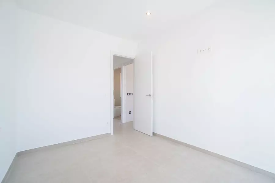 Haus mit Pool, Terrasse und Garage nur wenige Schritte vom Strand in Empuriabrava entfernt.
