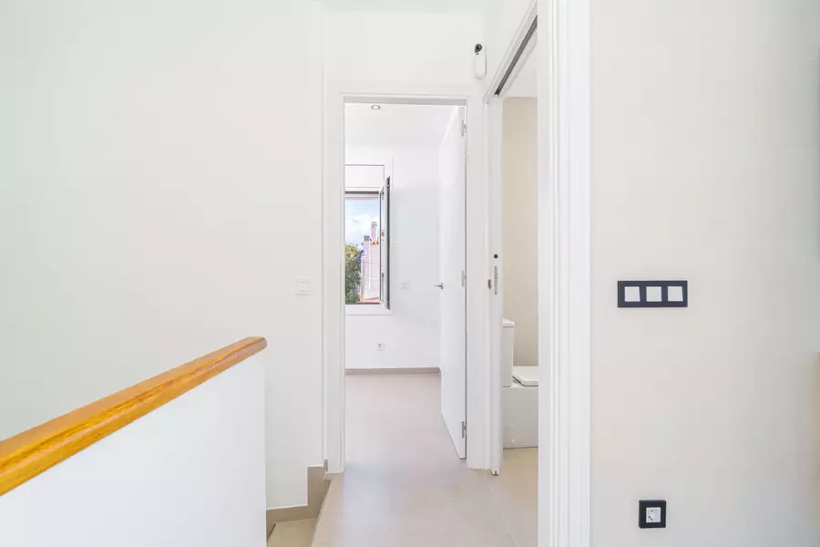 Haus mit Pool, Terrasse und Garage nur wenige Schritte vom Strand in Empuriabrava entfernt.