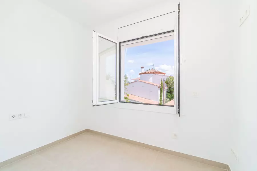 Haus mit Pool, Terrasse und Garage nur wenige Schritte vom Strand in Empuriabrava entfernt.