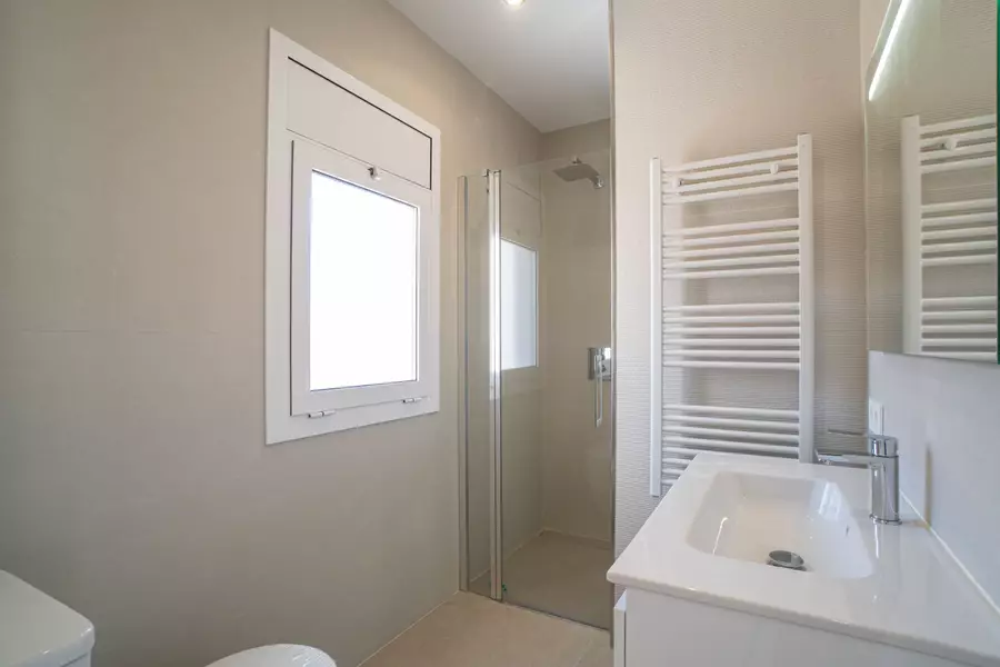 Haus mit Pool, Terrasse und Garage nur wenige Schritte vom Strand in Empuriabrava entfernt.