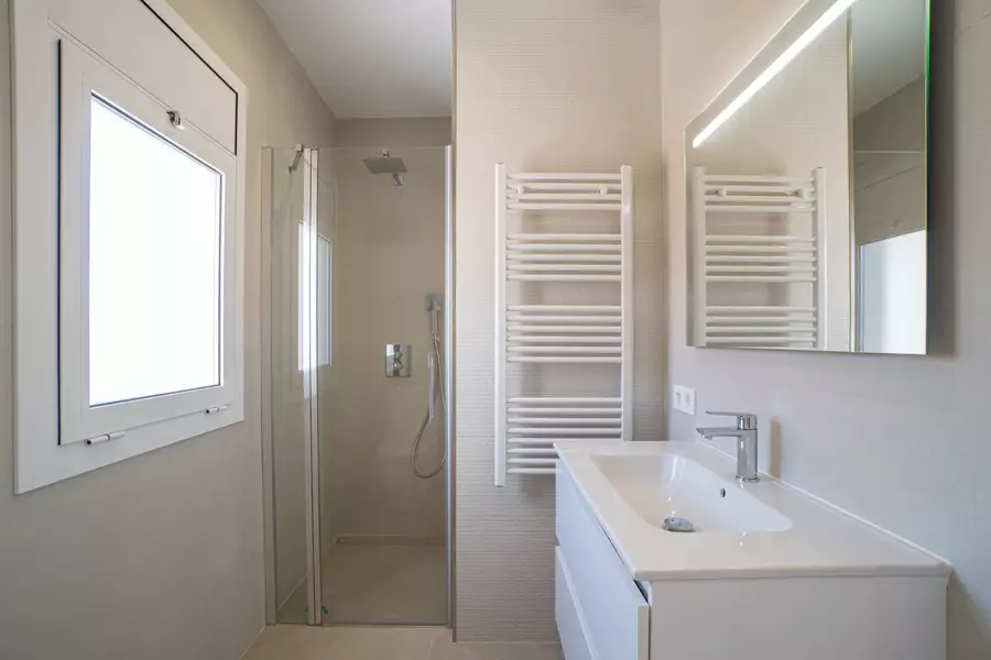 Haus mit Pool, Terrasse und Garage nur wenige Schritte vom Strand in Empuriabrava entfernt.