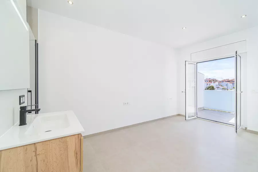 Haus mit Pool, Terrasse und Garage nur wenige Schritte vom Strand in Empuriabrava entfernt.