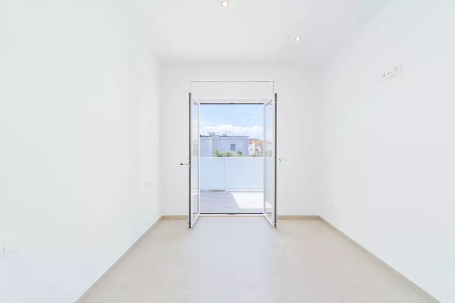 Haus mit Pool, Terrasse und Garage nur wenige Schritte vom Strand in Empuriabrava entfernt.