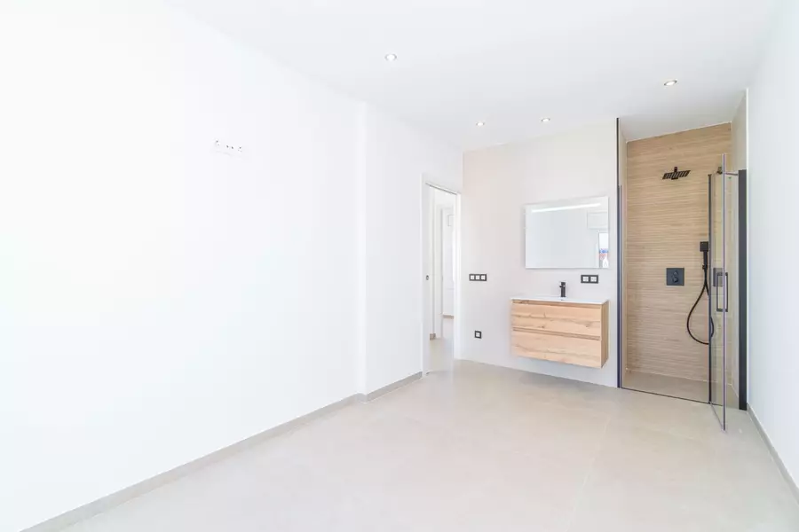 Haus mit Pool, Terrasse und Garage nur wenige Schritte vom Strand in Empuriabrava entfernt.