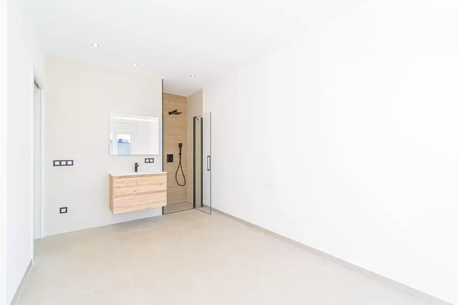 Haus mit Pool, Terrasse und Garage nur wenige Schritte vom Strand in Empuriabrava entfernt.