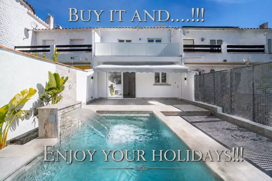 Haus mit Pool, Terrasse und Garage nur wenige Schritte vom Strand in Empuriabrava entfernt.