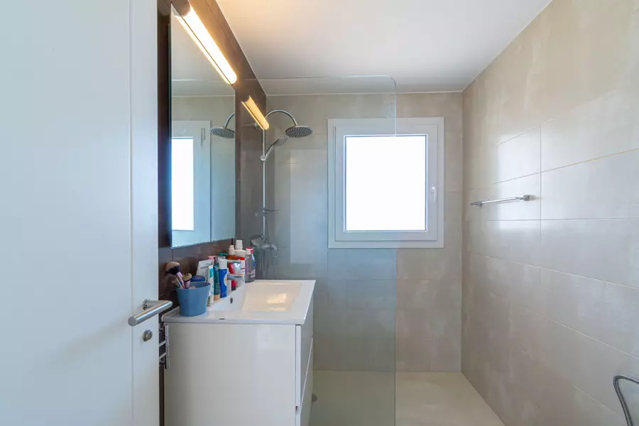 Apartamento renovado con vistas panorámicas y amplia terraza solárium en Gran Reserva