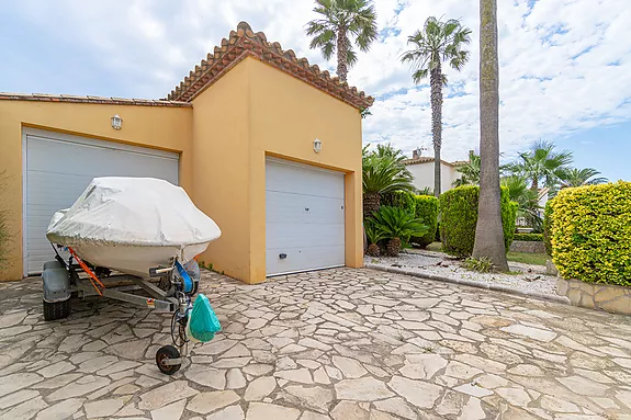 Exclusiva vivienda en Sant Pere Pescador: casa con licencia turística y piscina.