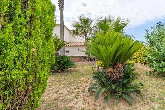 Exclusiva vivienda en Sant Pere Pescador: casa con licencia turística y piscina.