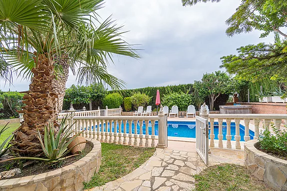 Exclusiva vivienda en Sant Pere Pescador: casa con licencia turística y piscina.