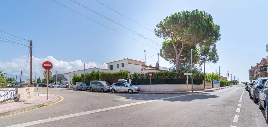 Komplett renovierte Luxuswohnung 100 m vom Strand mit privatem Garten und 2 Parkplätzen.