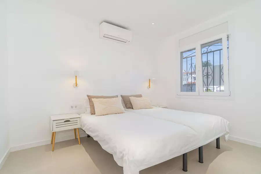 Komplett renovierte Luxuswohnung 100 m vom Strand mit privatem Garten und 2 Parkplätzen.