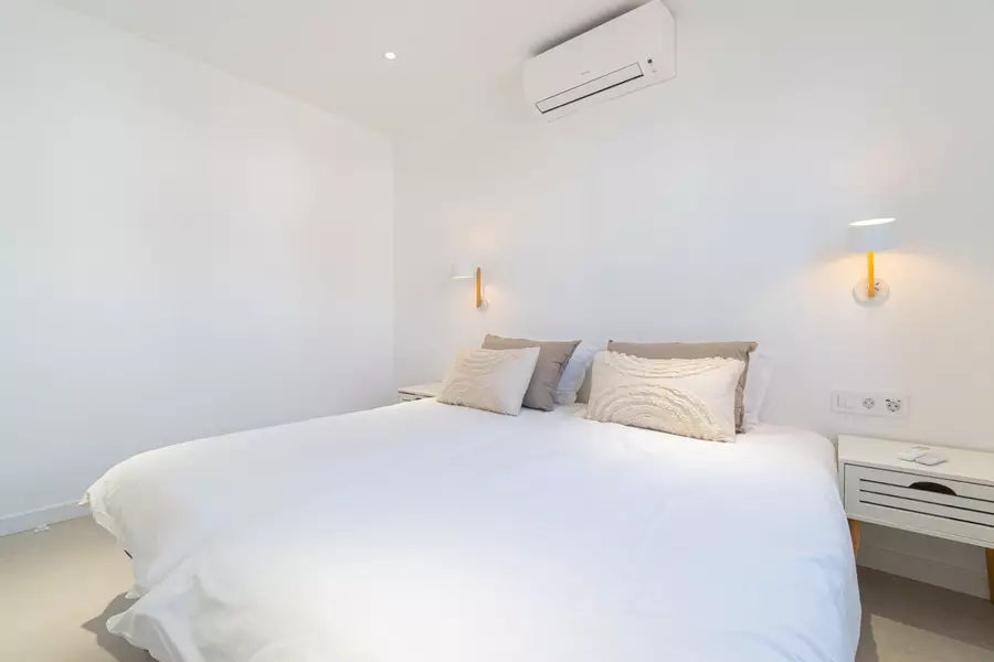 Komplett renovierte Luxuswohnung 100 m vom Strand mit privatem Garten und 2 Parkplätzen.