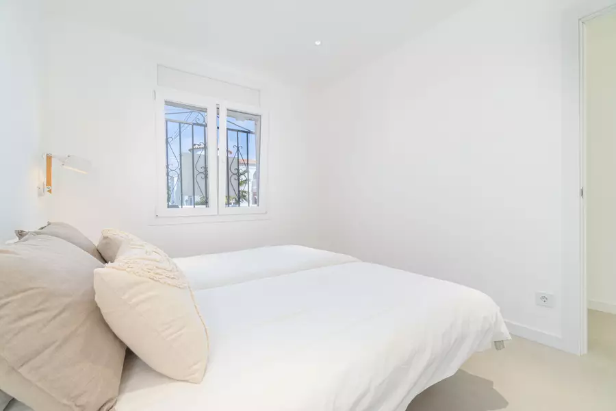 Komplett renovierte Luxuswohnung 100 m vom Strand mit privatem Garten und 2 Parkplätzen.