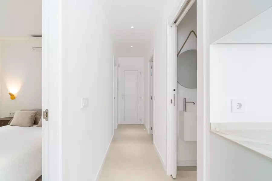 Komplett renovierte Luxuswohnung 100 m vom Strand mit privatem Garten und 2 Parkplätzen.