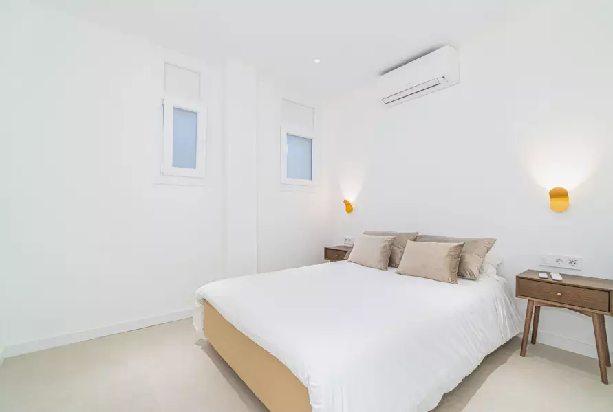 Komplett renovierte Luxuswohnung 100 m vom Strand mit privatem Garten und 2 Parkplätzen.