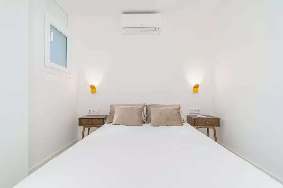 Komplett renovierte Luxuswohnung 100 m vom Strand mit privatem Garten und 2 Parkplätzen.