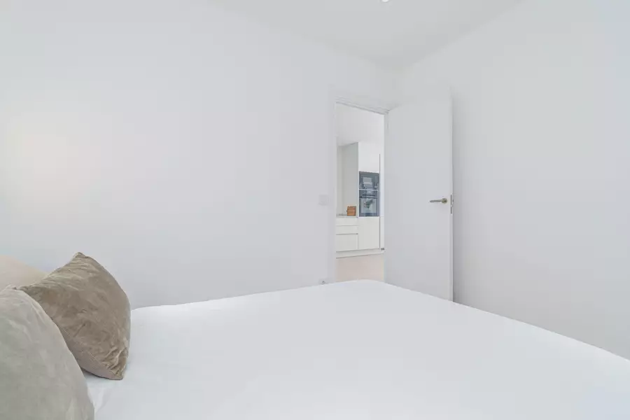 Komplett renovierte Luxuswohnung 100 m vom Strand mit privatem Garten und 2 Parkplätzen.