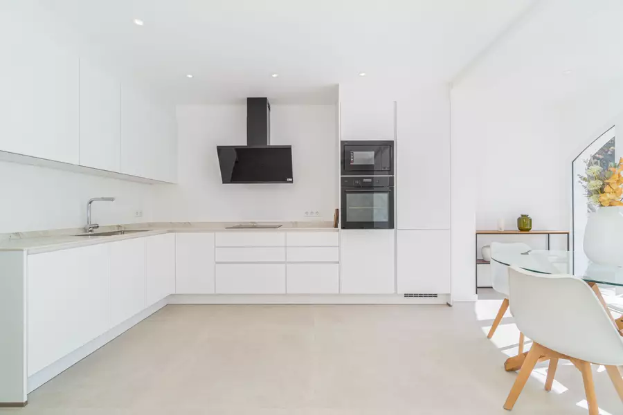 Komplett renovierte Luxuswohnung 100 m vom Strand mit privatem Garten und 2 Parkplätzen.