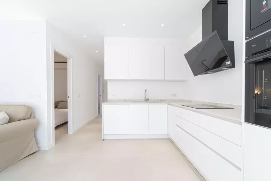Komplett renovierte Luxuswohnung 100 m vom Strand mit privatem Garten und 2 Parkplätzen.