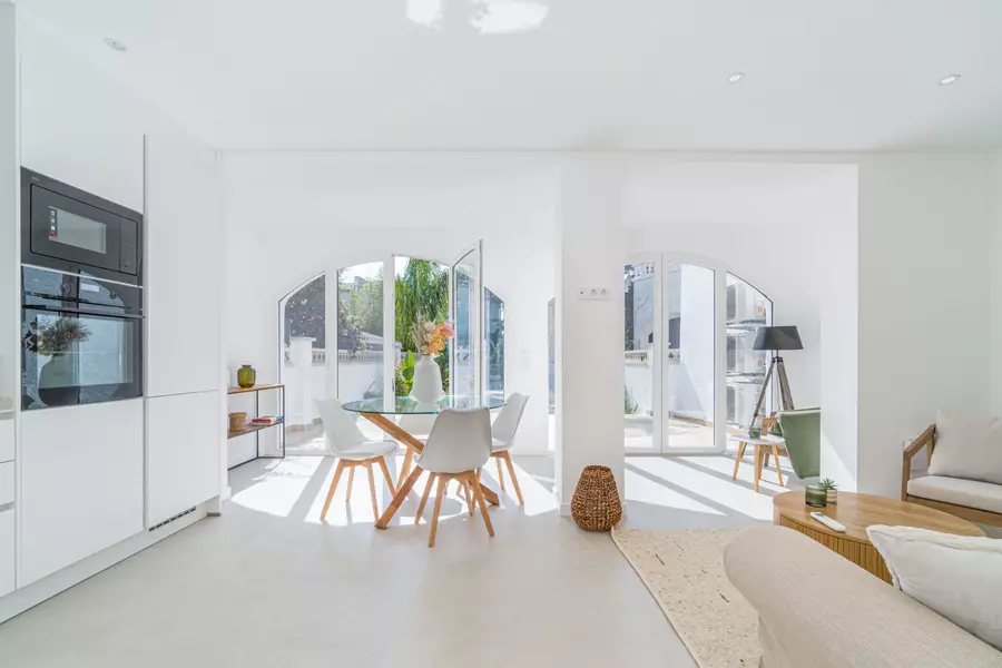 Komplett renovierte Luxuswohnung 100 m vom Strand mit privatem Garten und 2 Parkplätzen.
