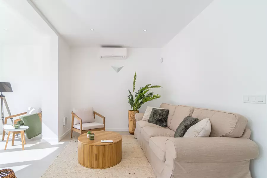 Komplett renovierte Luxuswohnung 100 m vom Strand mit privatem Garten und 2 Parkplätzen.