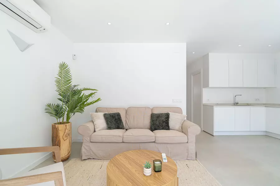 Komplett renovierte Luxuswohnung 100 m vom Strand mit privatem Garten und 2 Parkplätzen.