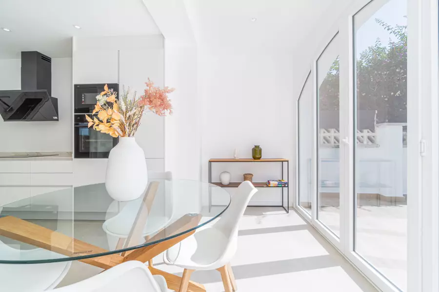 Komplett renovierte Luxuswohnung 100 m vom Strand mit privatem Garten und 2 Parkplätzen.