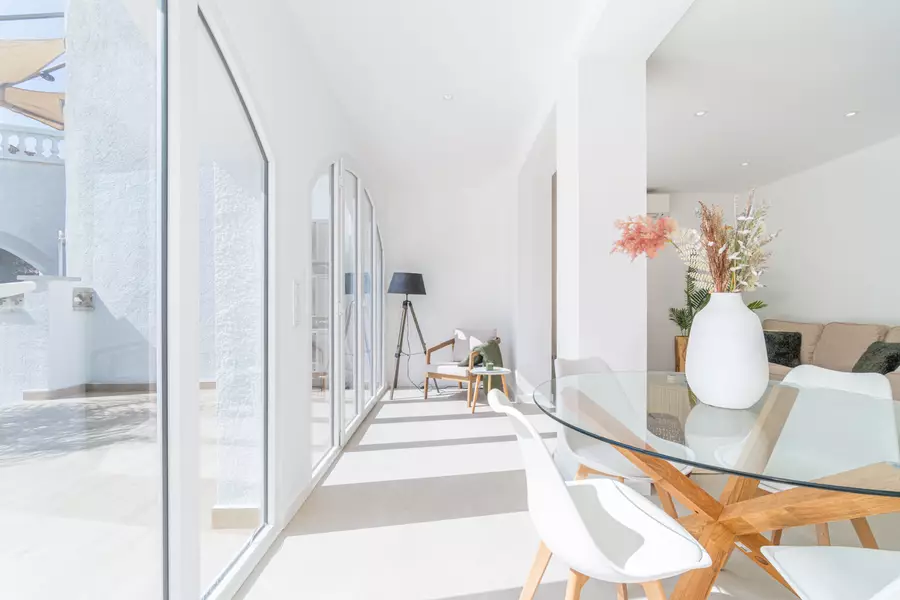 Komplett renovierte Luxuswohnung 100 m vom Strand mit privatem Garten und 2 Parkplätzen.