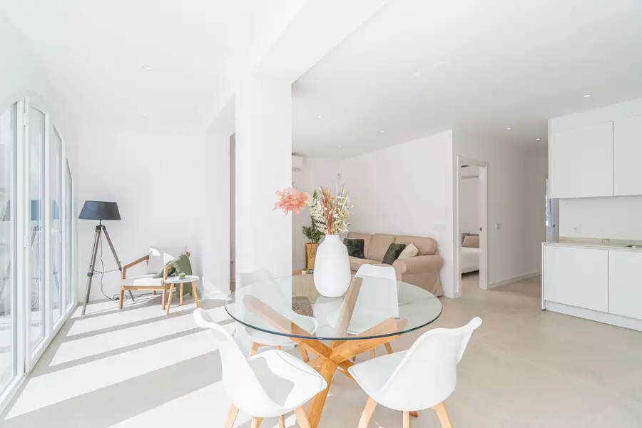 Komplett renovierte Luxuswohnung 100 m vom Strand mit privatem Garten und 2 Parkplätzen.