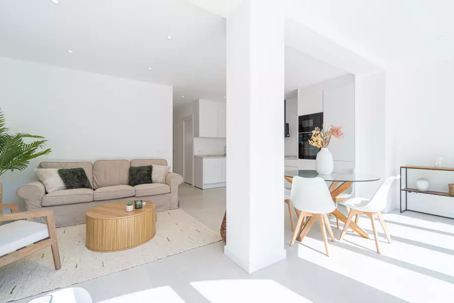 Komplett renovierte Luxuswohnung 100 m vom Strand mit privatem Garten und 2 Parkplätzen.