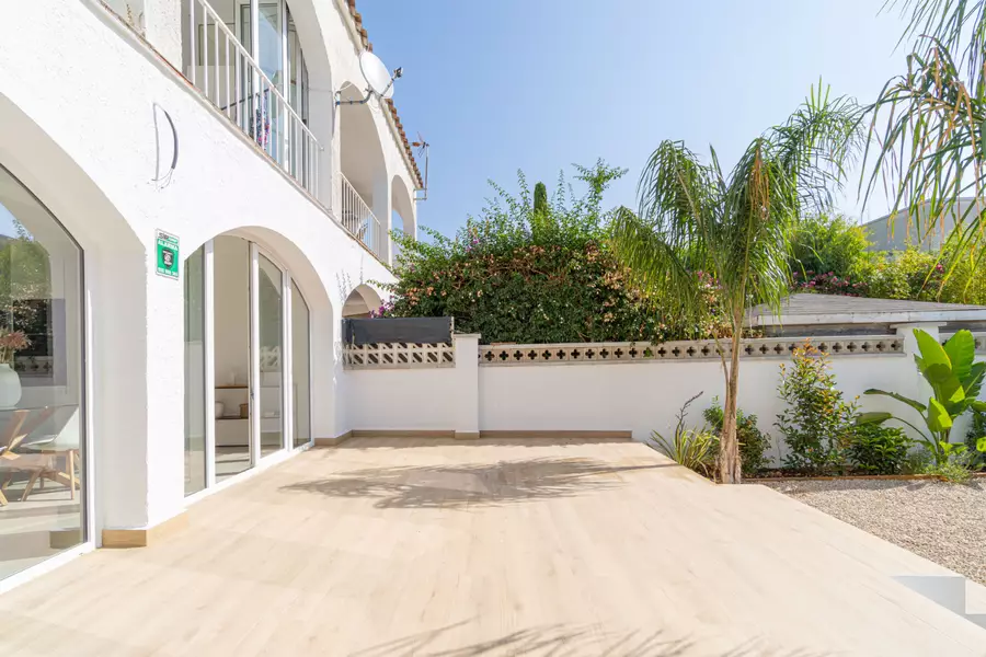 Komplett renovierte Luxuswohnung 100 m vom Strand mit privatem Garten und 2 Parkplätzen.