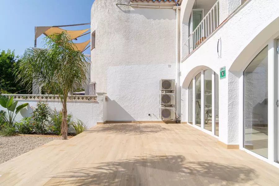 Komplett renovierte Luxuswohnung 100 m vom Strand mit privatem Garten und 2 Parkplätzen.