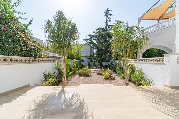 Apartament de luxe completament reformat a 100 mts de la platja amb jardí privat i 2 parkings.