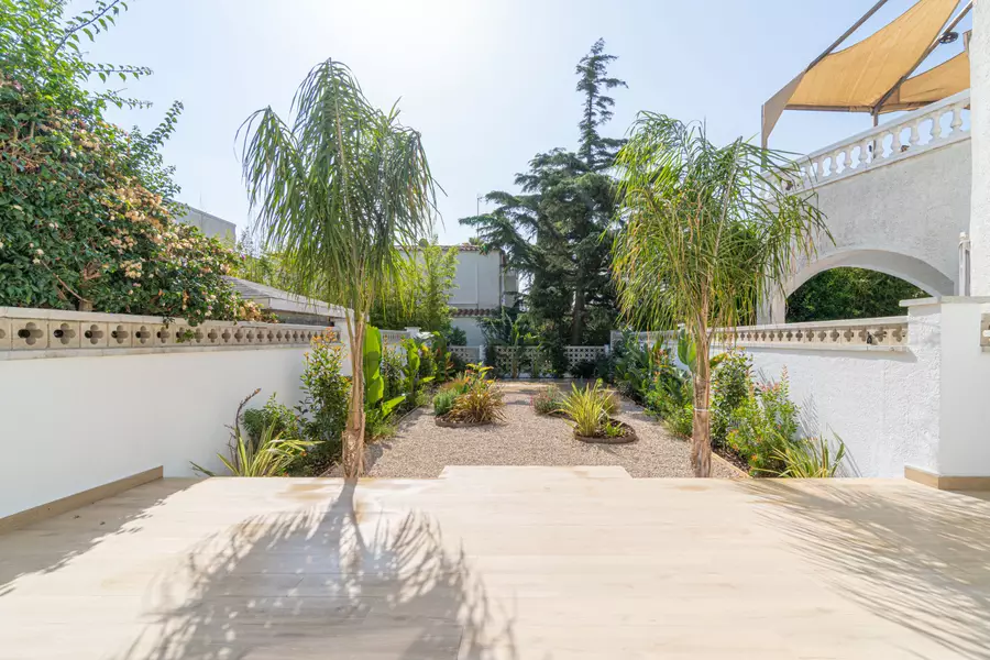 Komplett renovierte Luxuswohnung 100 m vom Strand mit privatem Garten und 2 Parkplätzen.