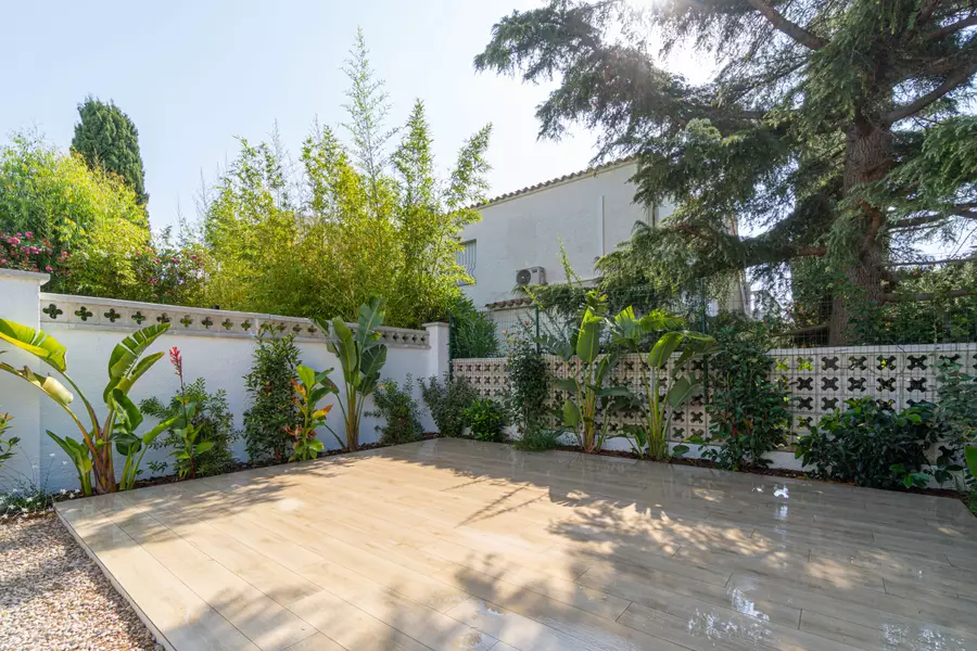 Komplett renovierte Luxuswohnung 100 m vom Strand mit privatem Garten und 2 Parkplätzen.