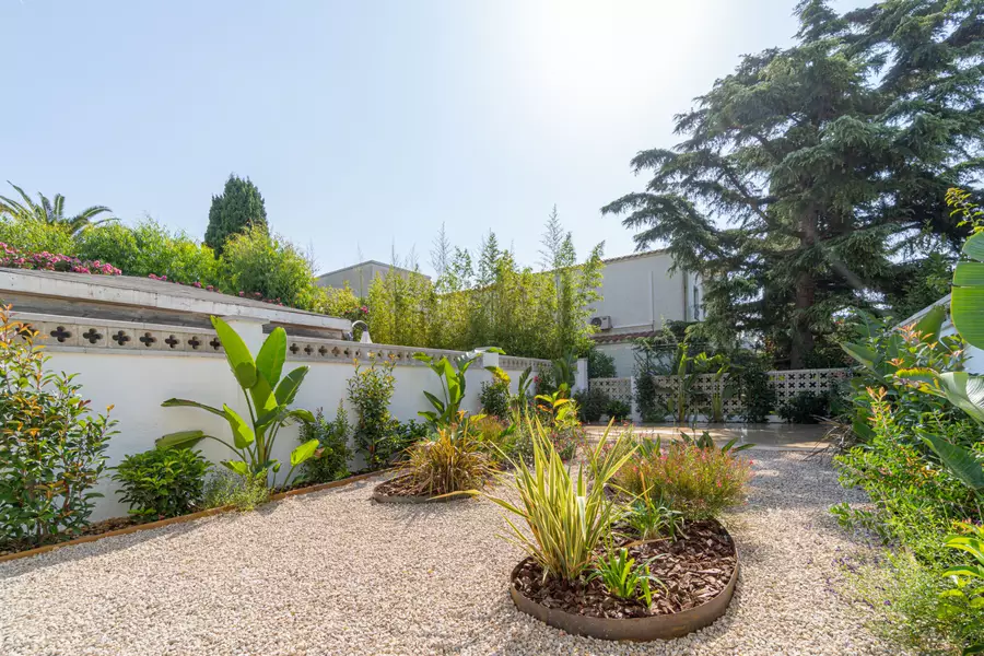 Komplett renovierte Luxuswohnung 100 m vom Strand mit privatem Garten und 2 Parkplätzen.