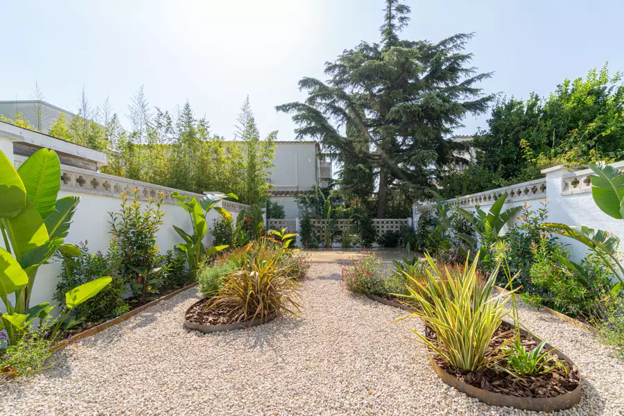 Komplett renovierte Luxuswohnung 100 m vom Strand mit privatem Garten und 2 Parkplätzen.