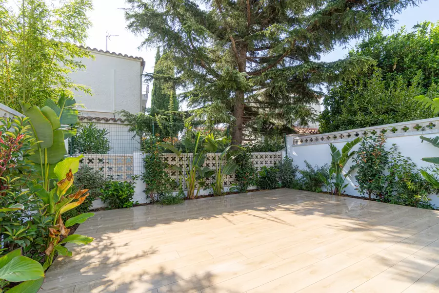 Komplett renovierte Luxuswohnung 100 m vom Strand mit privatem Garten und 2 Parkplätzen.
