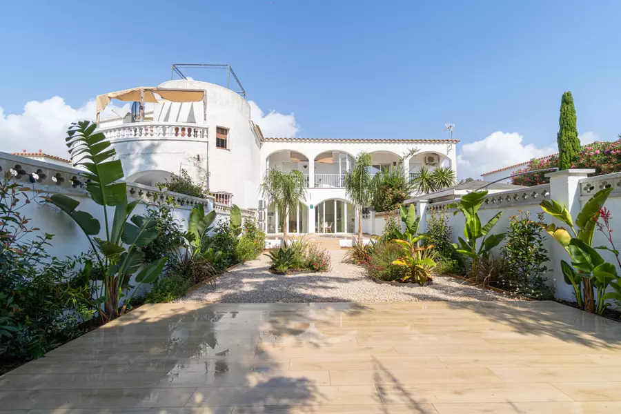 Komplett renovierte Luxuswohnung 100 m vom Strand mit privatem Garten und 2 Parkplätzen.