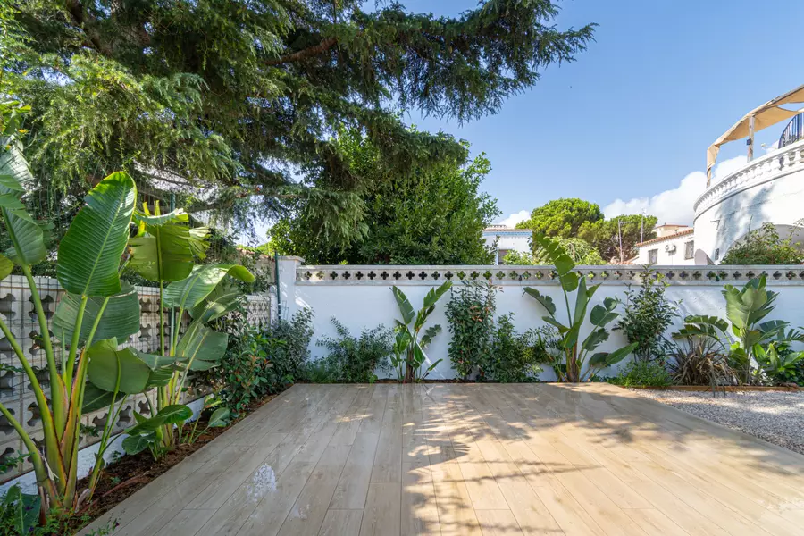 Komplett renovierte Luxuswohnung 100 m vom Strand mit privatem Garten und 2 Parkplätzen.
