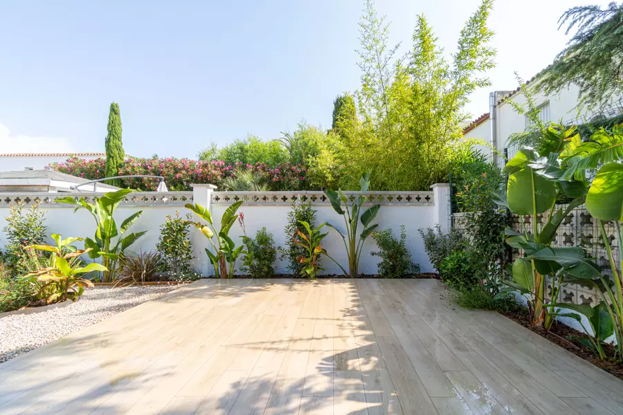 Komplett renovierte Luxuswohnung 100 m vom Strand mit privatem Garten und 2 Parkplätzen.